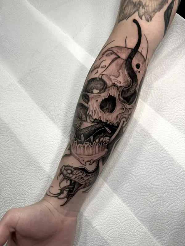 Tatuaje realista en negro y gris de una calavera en el antebrazo, Santos Castelldefels