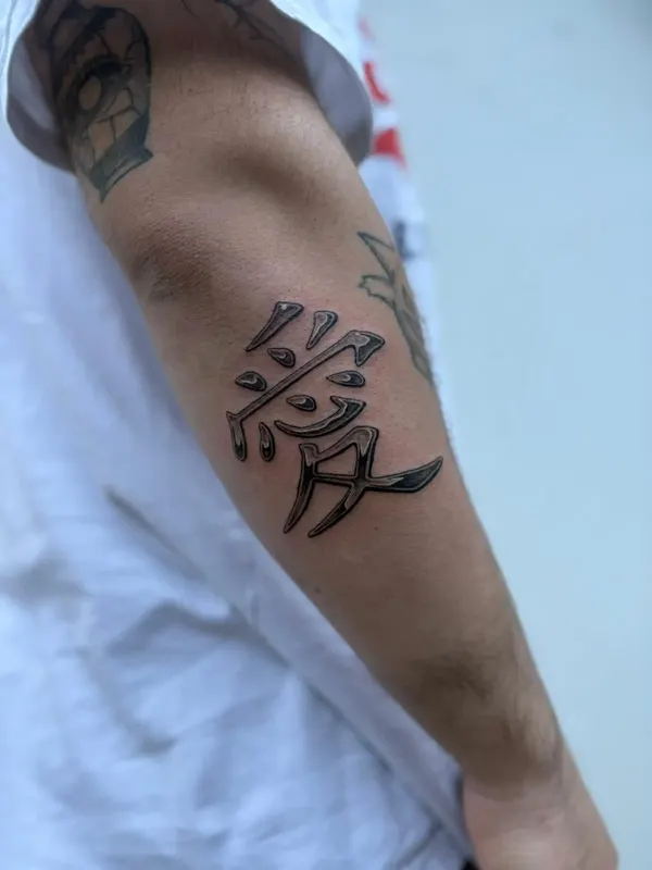 Tatuaje de caracteres japoneses en el brazo, estudio de tatuaje Santos en Castelldefels